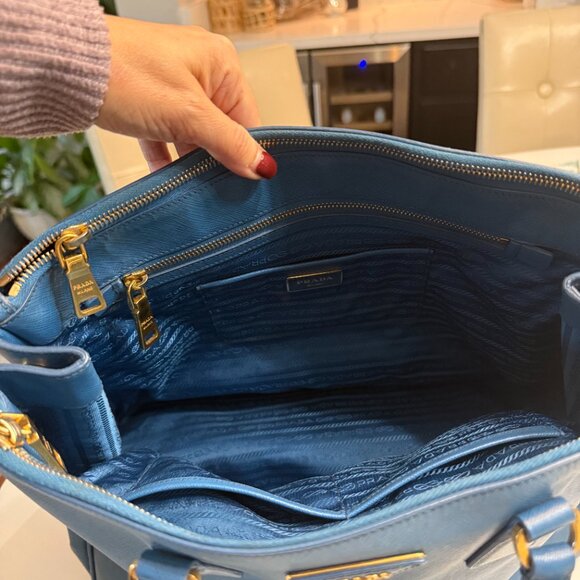 Prada Saffiano Leather Medium Galleria Double Zip Tote - Picture 4 of 10